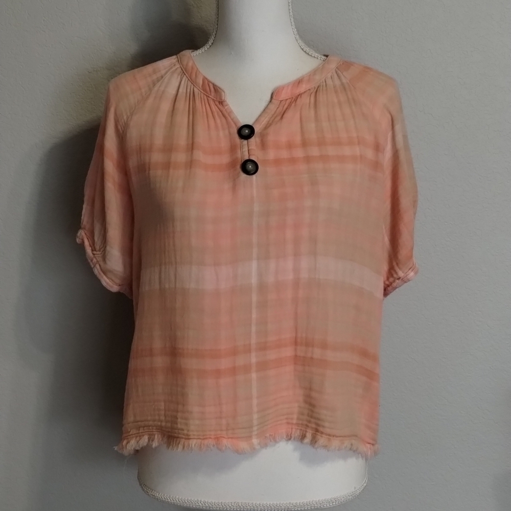 Chelsea & Theodore peach/tan plaid size small raw fringe hem short sleeve